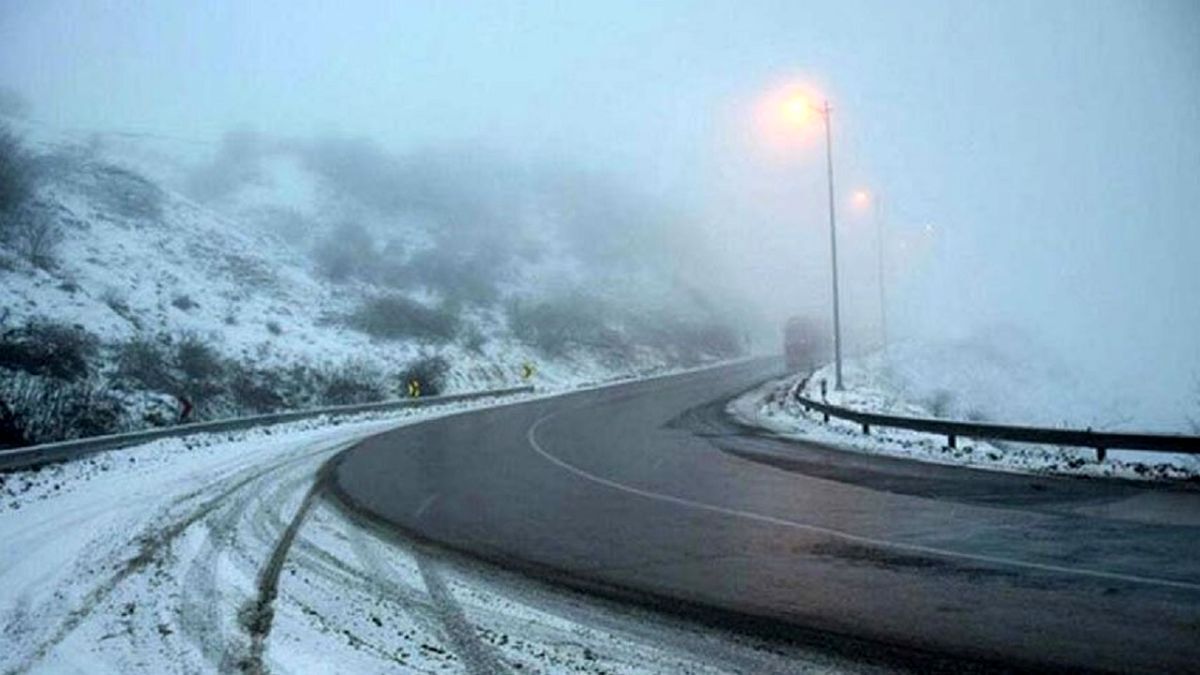 برف و باران در جاده‌های ۱۱ استان کشور/ انسداد ۲۱ جاده و ترافیک پرحجم در ۲ محور