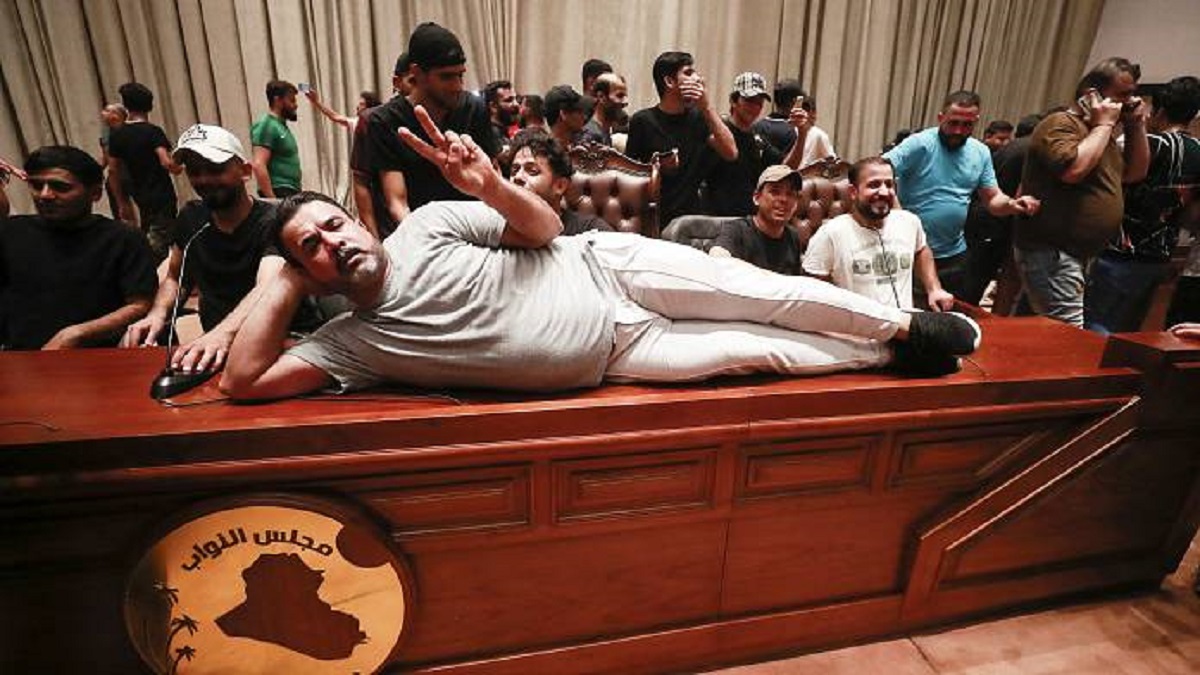 اشغال میز ریاست پارلمان عراق توسط طرفداران صدر +فیلم