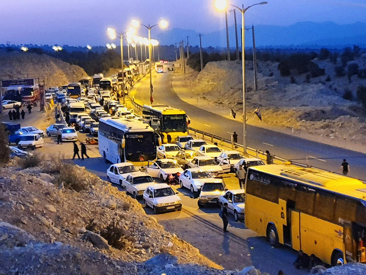 ترافیک سنگین در محور‌های منتهی به مرز مهران/ توصیه پلیس به زائران