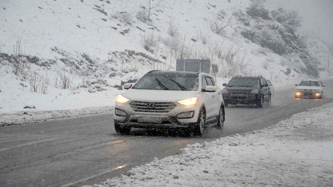 کمک زیبای یک پلیس در جاده‌های برفی شمال