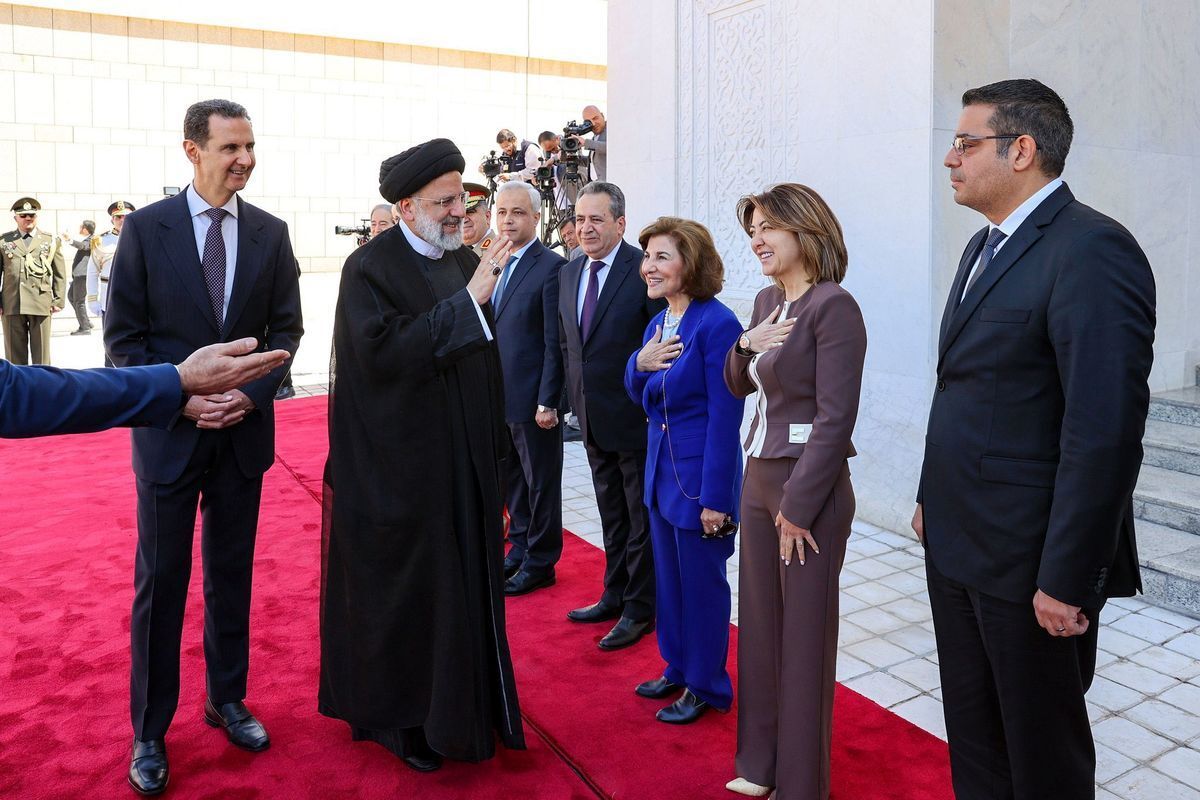 واکنش کیهان به انتقادات از خوش و بش رئیسی با زنان بی‌حجاب سوری