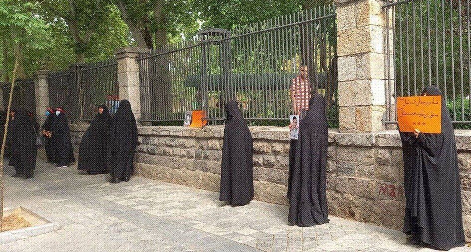 تجمع اعتراضی زنان مججبه مقابل شورای شهر +عکس