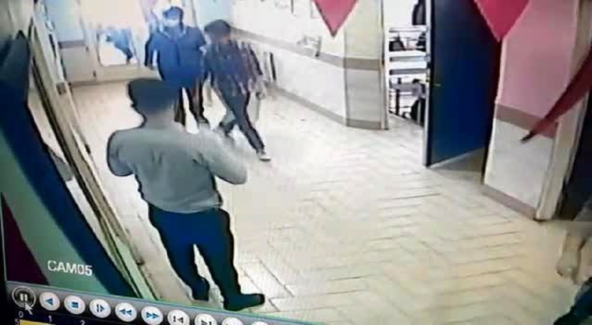 لحظه هولناک حمله پدر دانش آموز به معلم با قمه در کرج! +فیلم