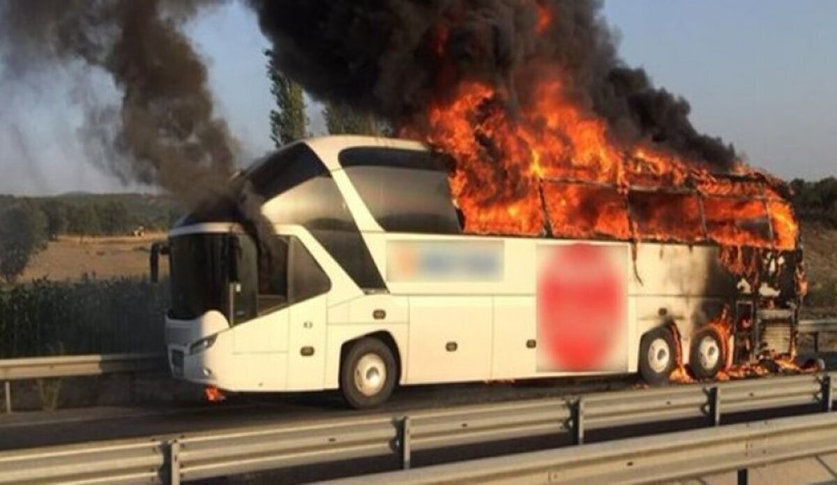 آتش گرفتن وحشتناک اتوبوس در حال حرکت
