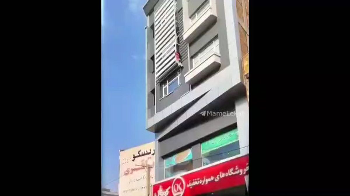 لحظه هولناک سقوط مغازه‌دار زن در کرج