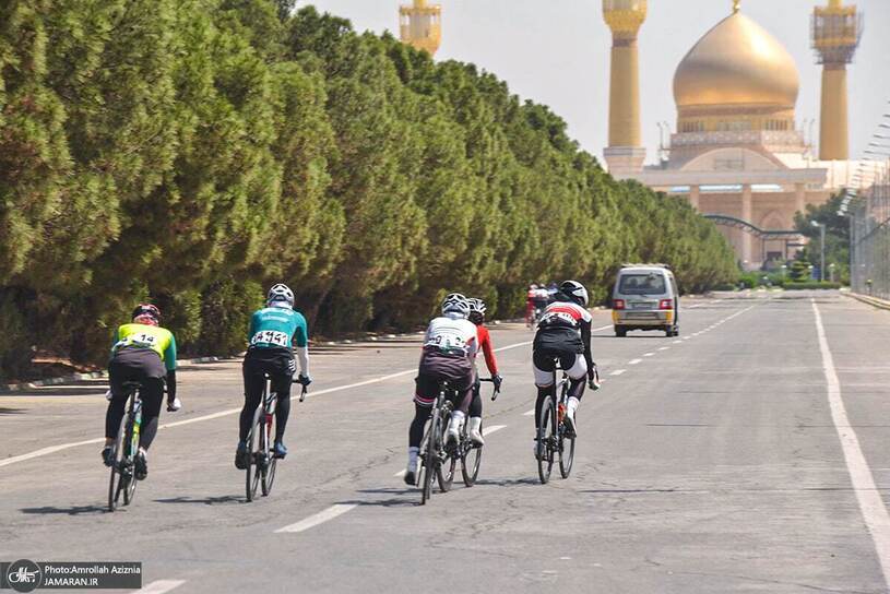 تصاویر معنادار از دوچرخه‌سواری زنان روبه‌روی حرم امام خمینی (ره) +عکس