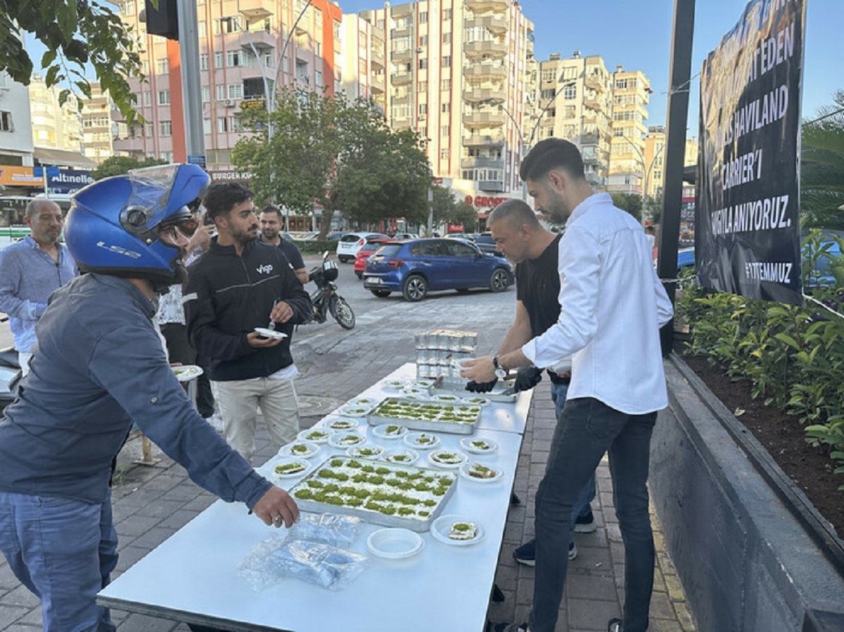 توزیع عجیب شیرینی در ترکیه برای قدردانی از مخترع کولر!