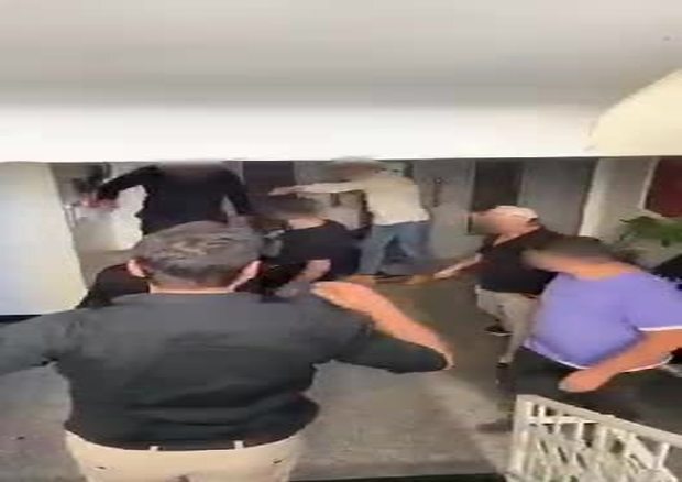 ویدئویی عجیب از حمله اراذل به چند نفر در یک ساختمان