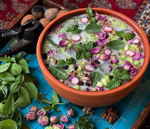 طرز تهیه آب دوغ خیار مجلسی