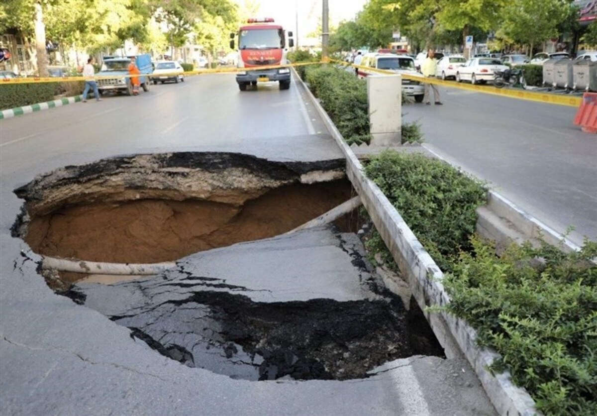 بلعیده شدن پژو ۲۰۶ در فرونشست زمین