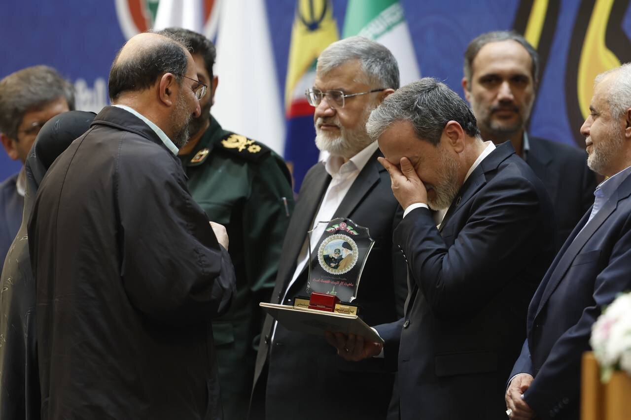 ببینید | انگشتر شهید سلیمانی به عباس عراقچی اهدا شد