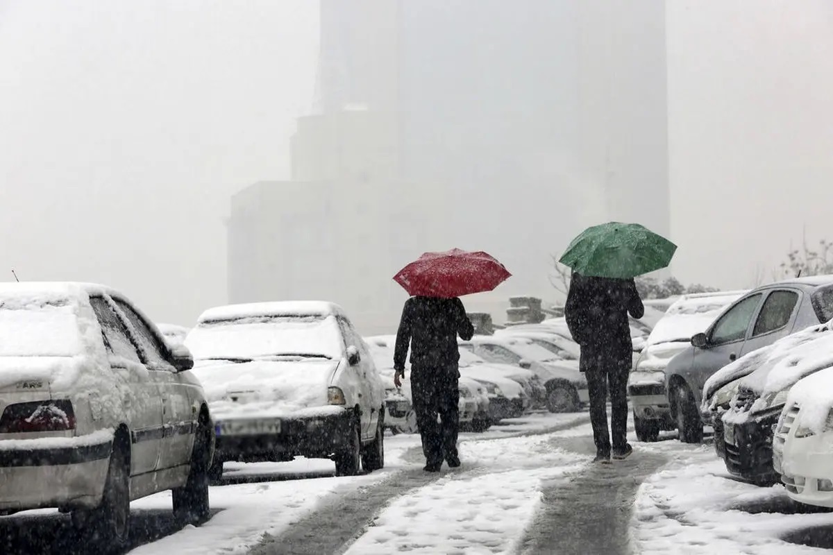 بارش برف و باران و ترافیک نیمه‌سنگین در جاده‌های کشور