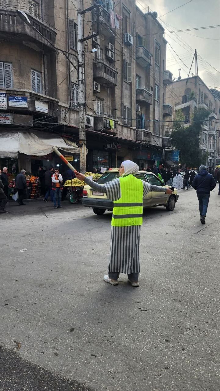 عکس| پلیس زن راهنمایی و رانندگی در حلب!