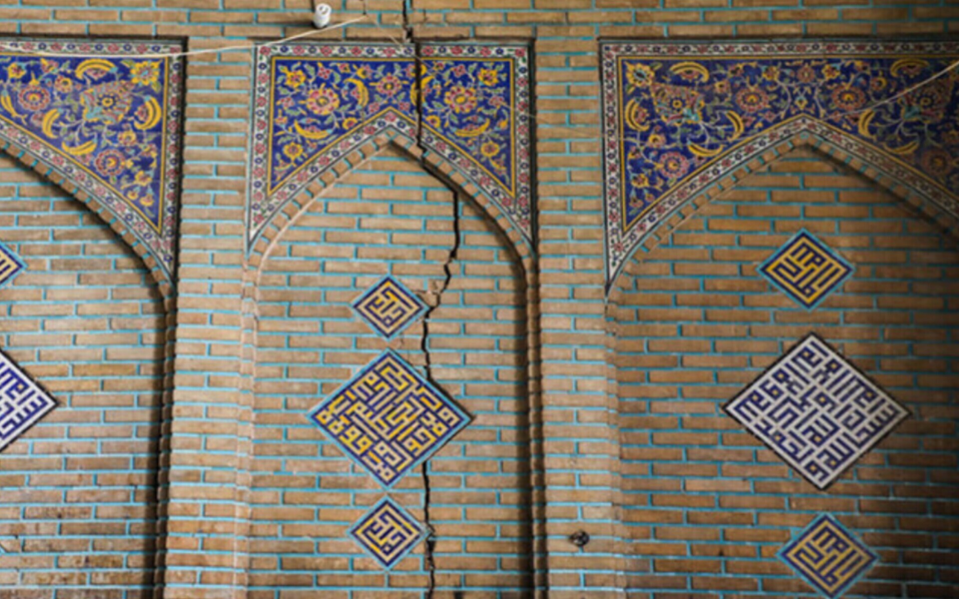 مسجد سید اصفهان به دلیل فرونشست در حال نصف شدن است مسجد سید اصفهان به دلیل فرونشست در حال نصف شدن است