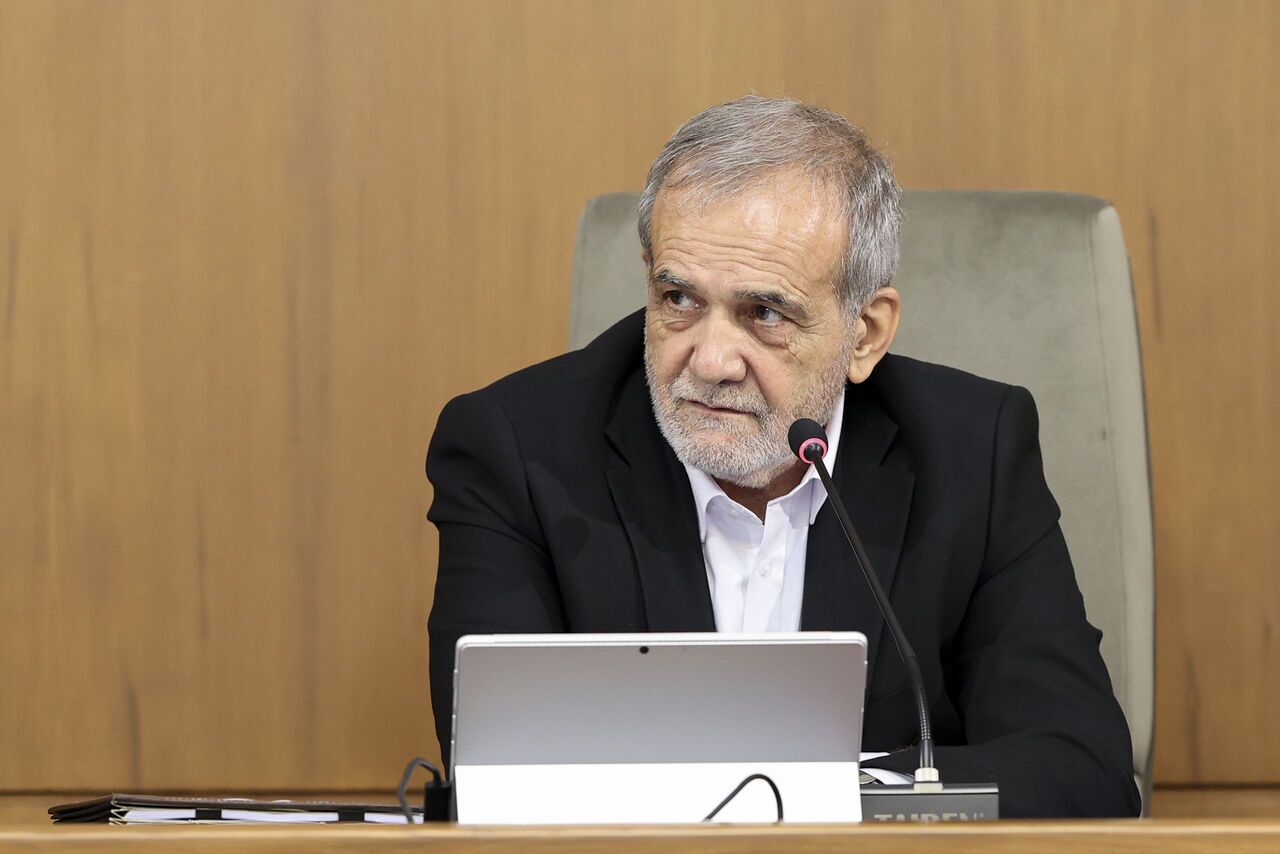 روزنامه اصلاحطلب: آقای پزشکیان شتر سواری دولا دولا نمیشود | بالاخره مذاکره میکنید یا نمیکنید؟ روزنامه اصلاحطلب: آقای پزشکیان شتر سواری دولا دولا نمیشود | بالاخره مذاکره میکنید یا نمیکنید؟