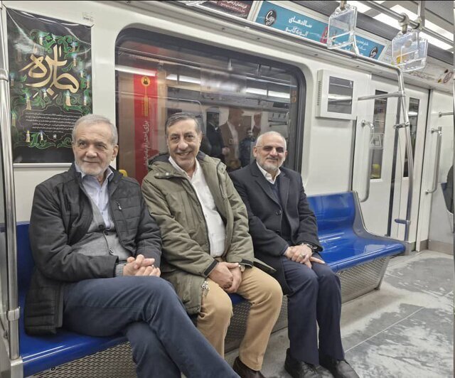 پزشکیان از راهپیمایی ۲۲ بهمن با مترو برگشت پزشکیان از راهپیمایی ۲۲ بهمن با مترو برگشت