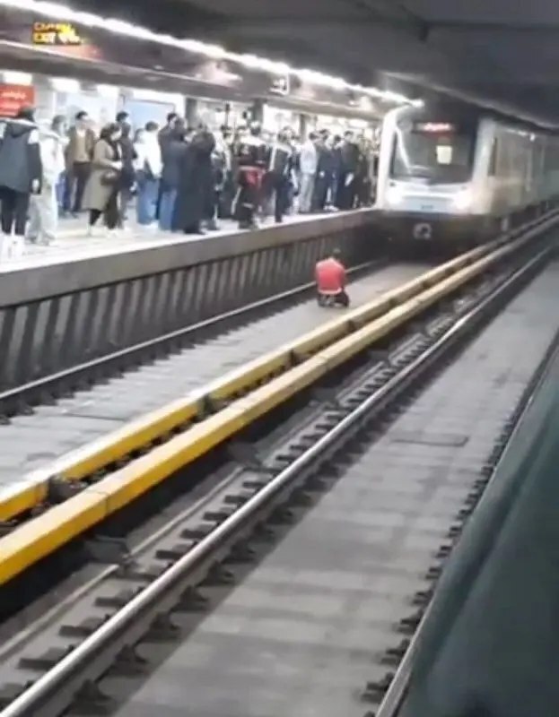 حاوی تصاویر تلخ | تلاش یک هموطن برای خودشکی در مترو هفتتیر حاوی تصاویر تلخ | تلاش یک هموطن برای خودشکی در مترو هفتتیر