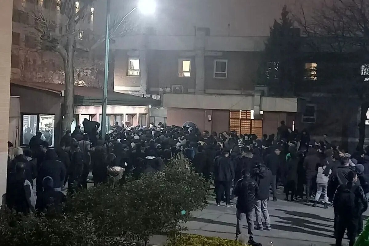 «جمهوری اسلامی»: قتل در کوی دانشگاه حادثه بود یا حادثه سازی؟ «جمهوری اسلامی»: قتل در کوی دانشگاه حادثه بود یا حادثه سازی؟