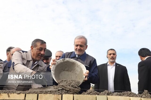 پزشکیان با لباس کارگری | رئیس جمهور برای ساخت مدرسه شخصا دست به کار شد