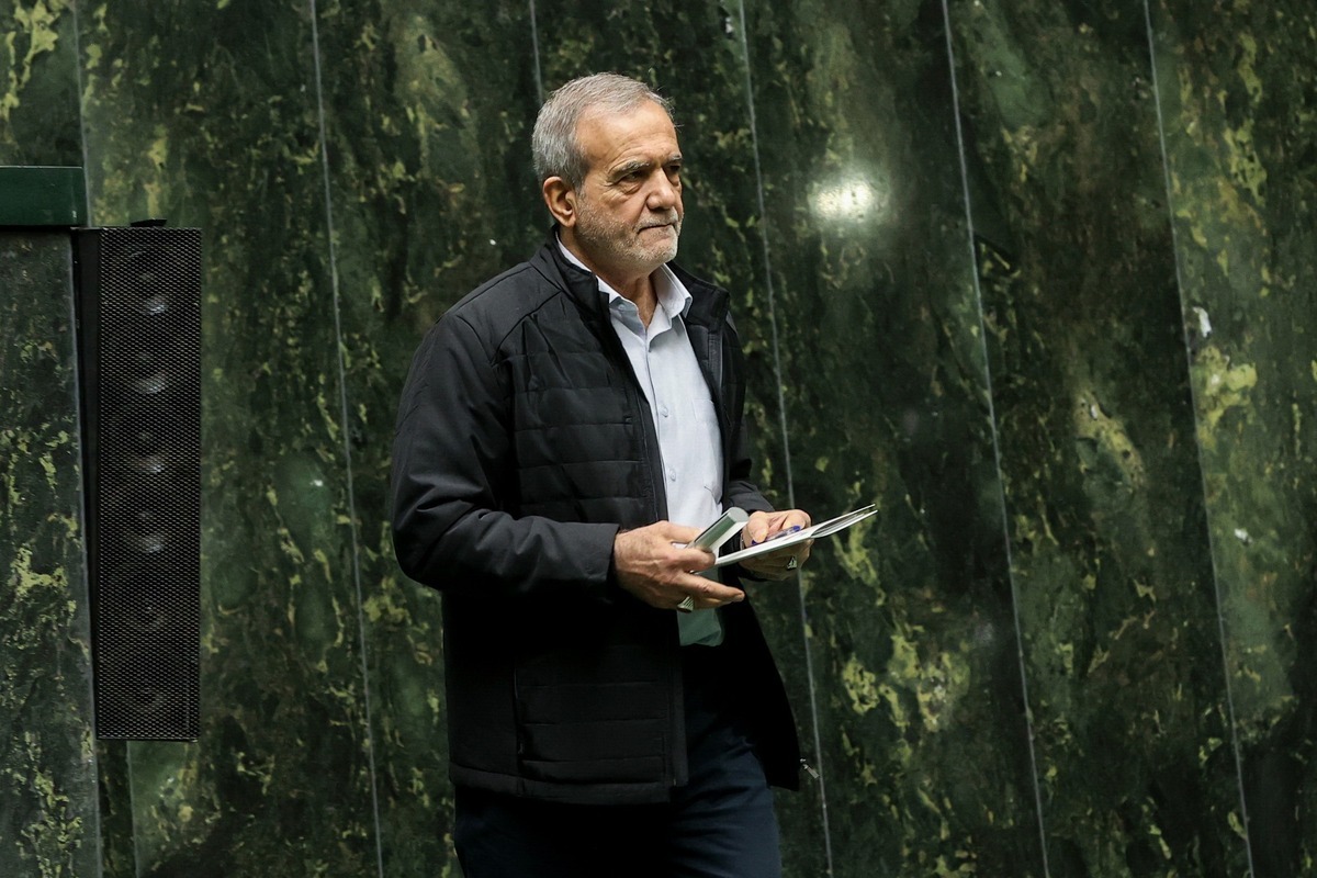 ببینید| حضور پزشکیان در جلسه استیضاح همتی ببینید| حضور پزشکیان در جلسه استیضاح همتی