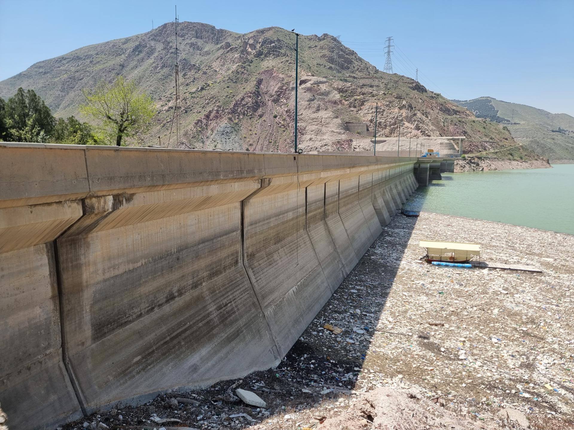 ببینید| سد لتیان به پیست موتورسواری تبدیل شد! ببینید| سد لتیان به پیست موتورسواری تبدیل شد!