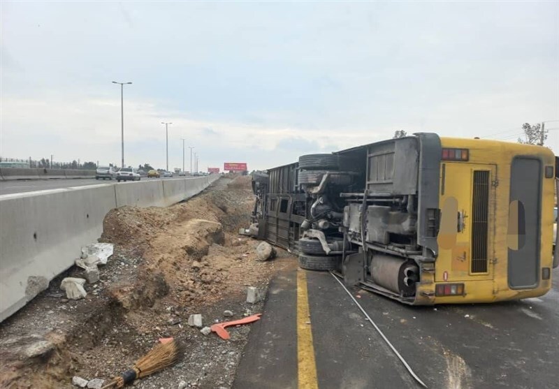 واژگونی اتوبوس در اتوبان تهران-قم + جزئیات واژگونی اتوبوس در اتوبان تهران-قم + جزئیات