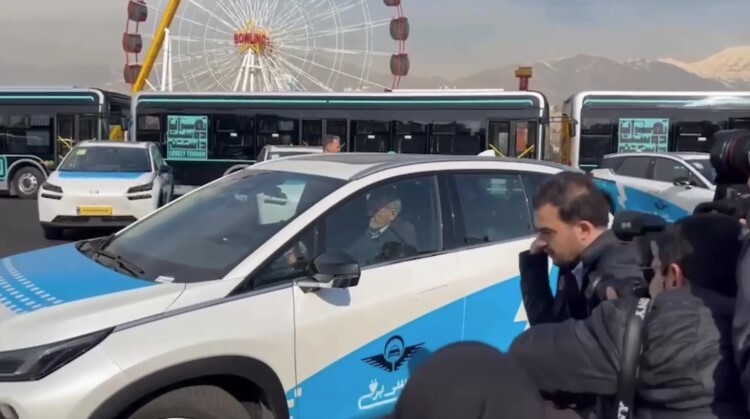 ببینید| پزشکیان پشت فرمان تاکسی برقی نشست ببینید| پزشکیان پشت فرمان تاکسی برقی نشست