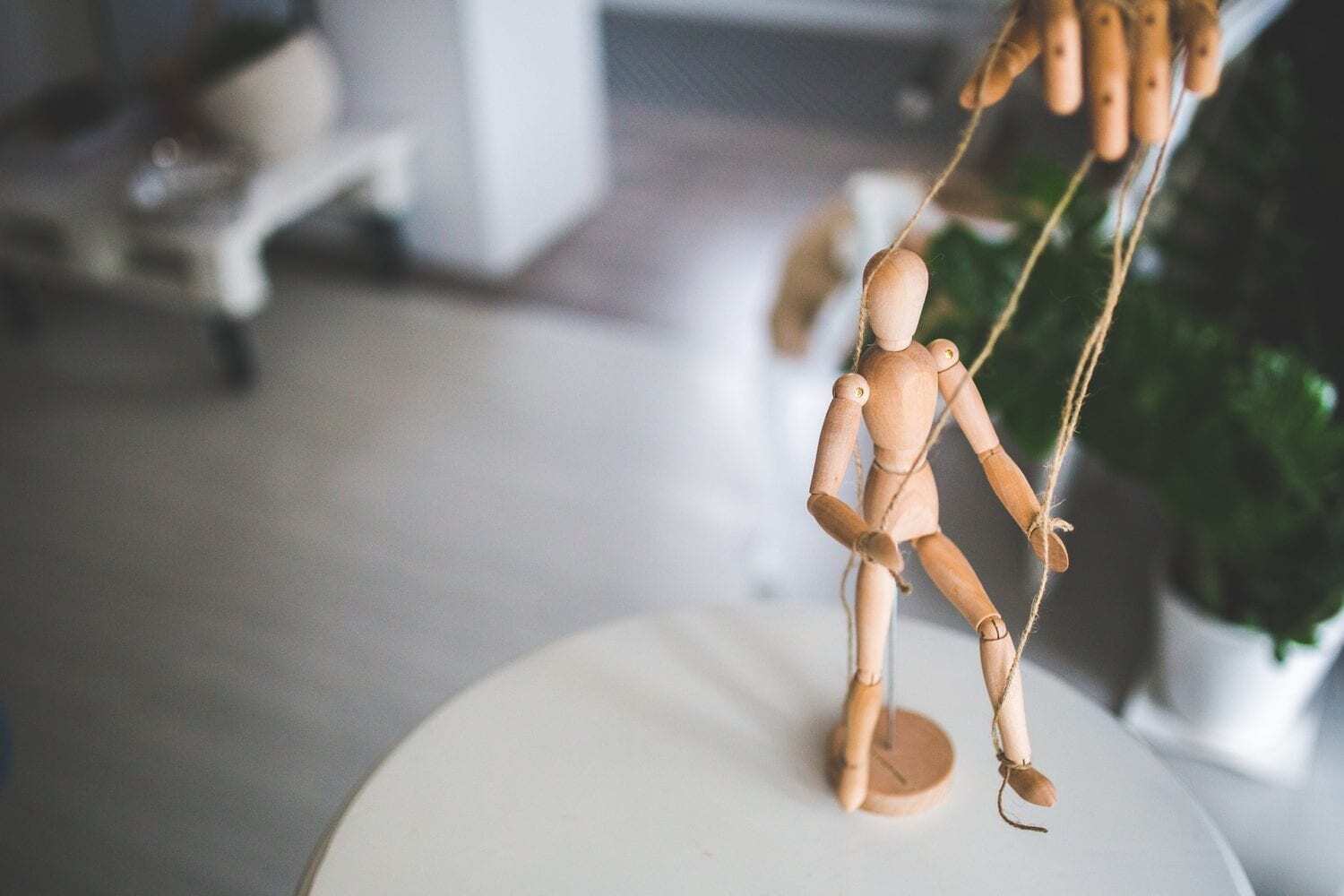 طرحواره اطاعت چیست و چگونه از آن رهایی یابیم؟ طرحواره اطاعت چیست و چگونه از آن رهایی یابیم؟