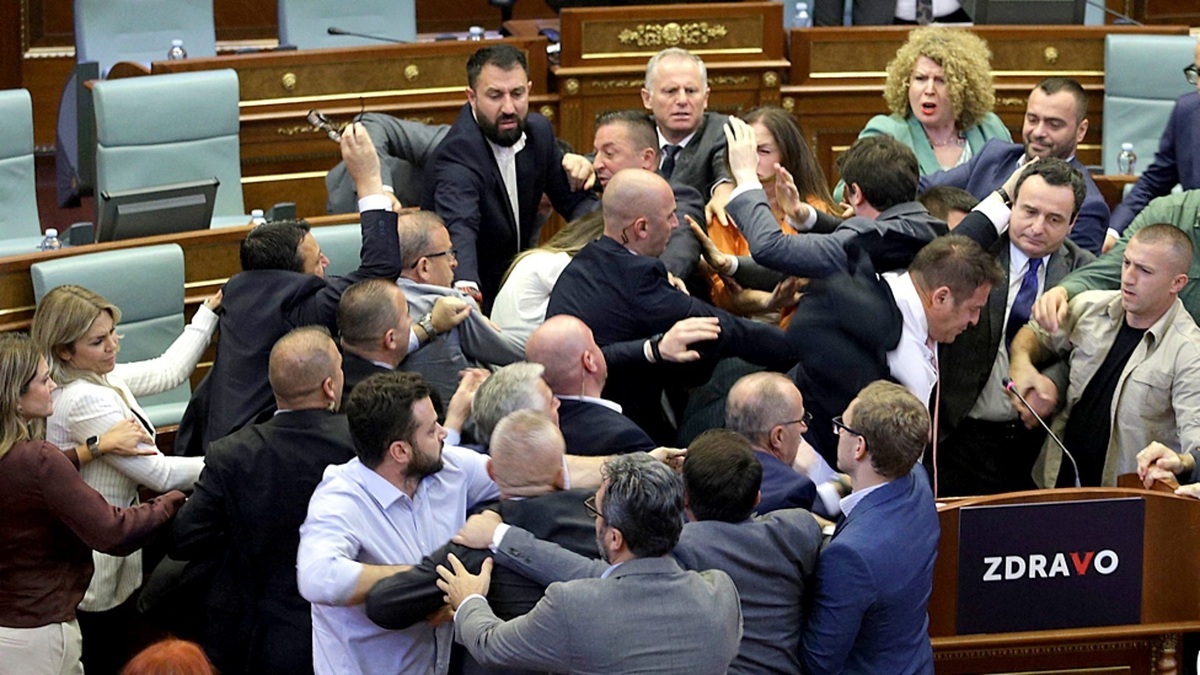 زد و خورد شدید نمایندگان پارلمان گرجستان