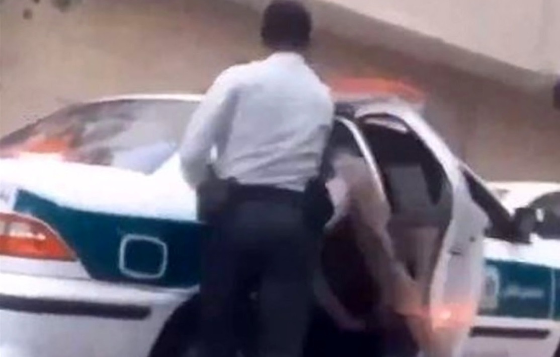 ویدئویی دردناک از کتک زدن یه دختر توسط پلیس در مشهد!