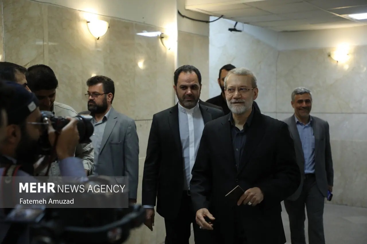 تصاویری جالب از علی لاریجانی هنگام ورود به وزارت کشور