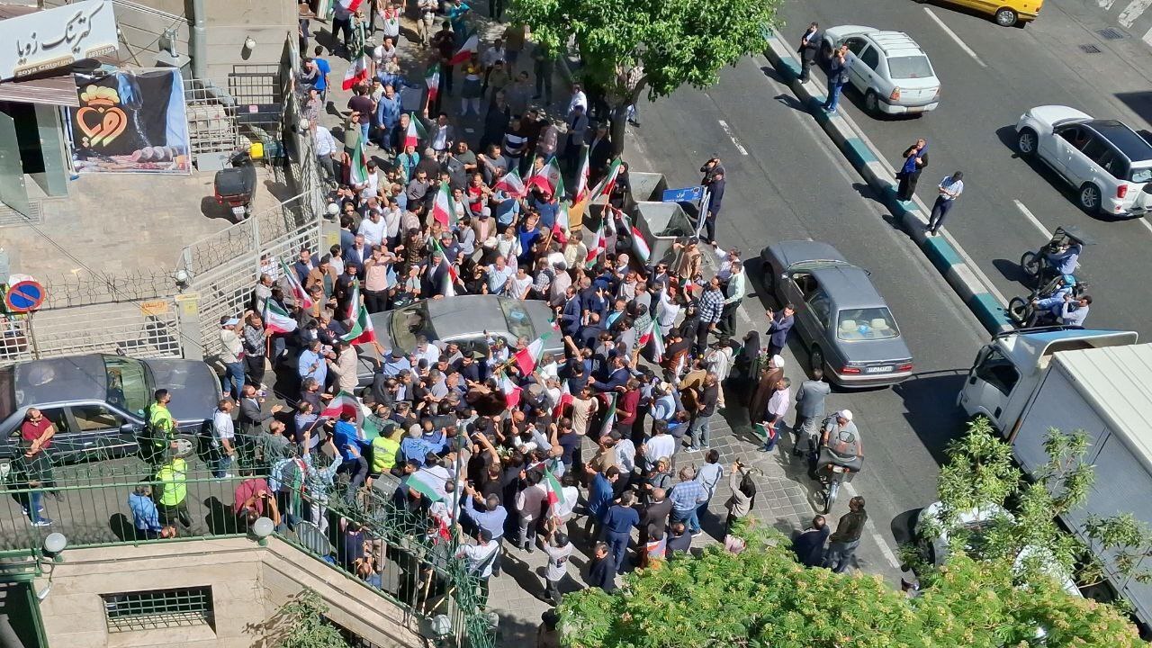 تجمع هواداران احمدی‌نژاد در مقابل وزارت کشور