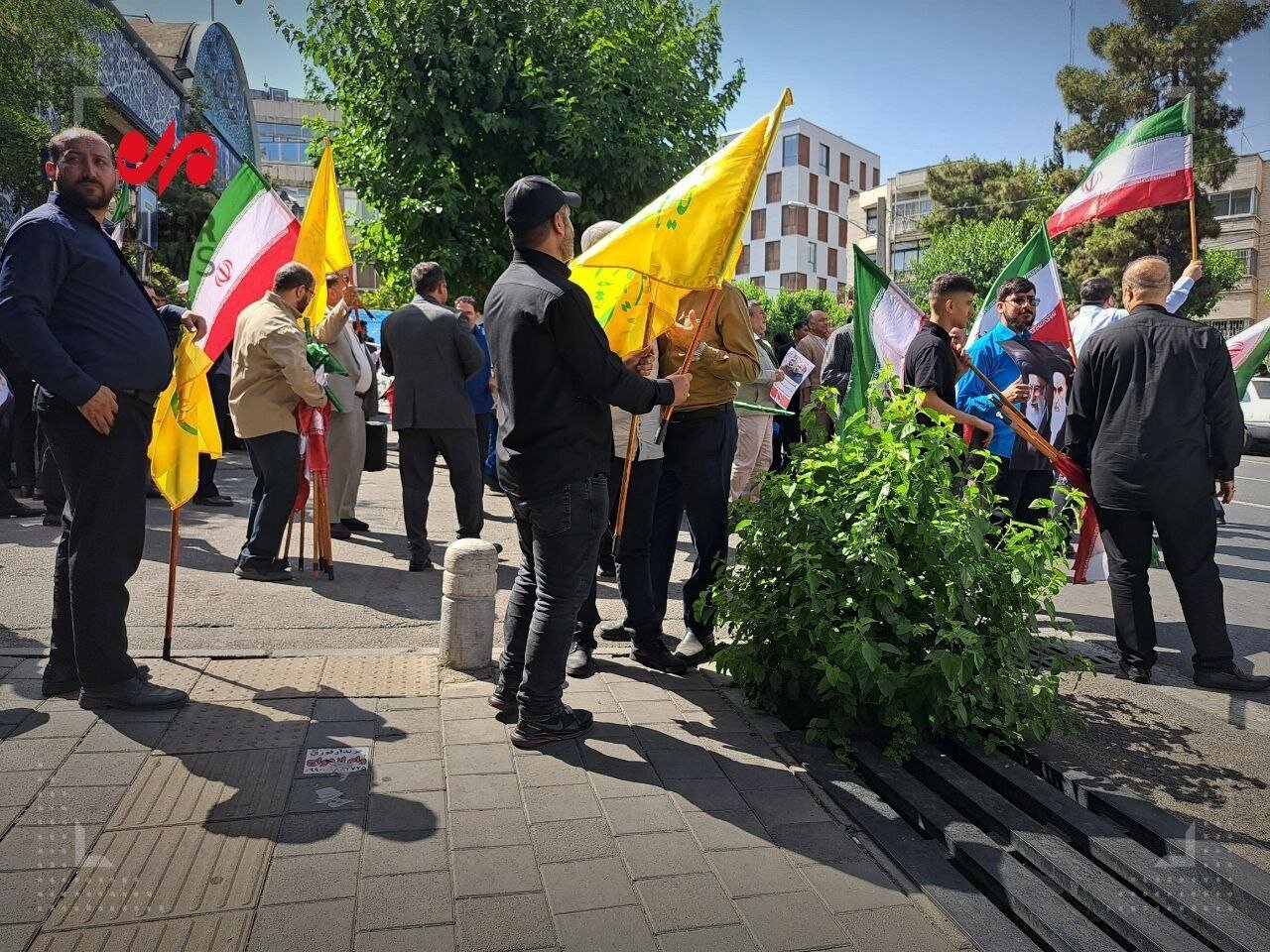 تصویری از تجمع طرفداران در جلوی وزارت کشور
