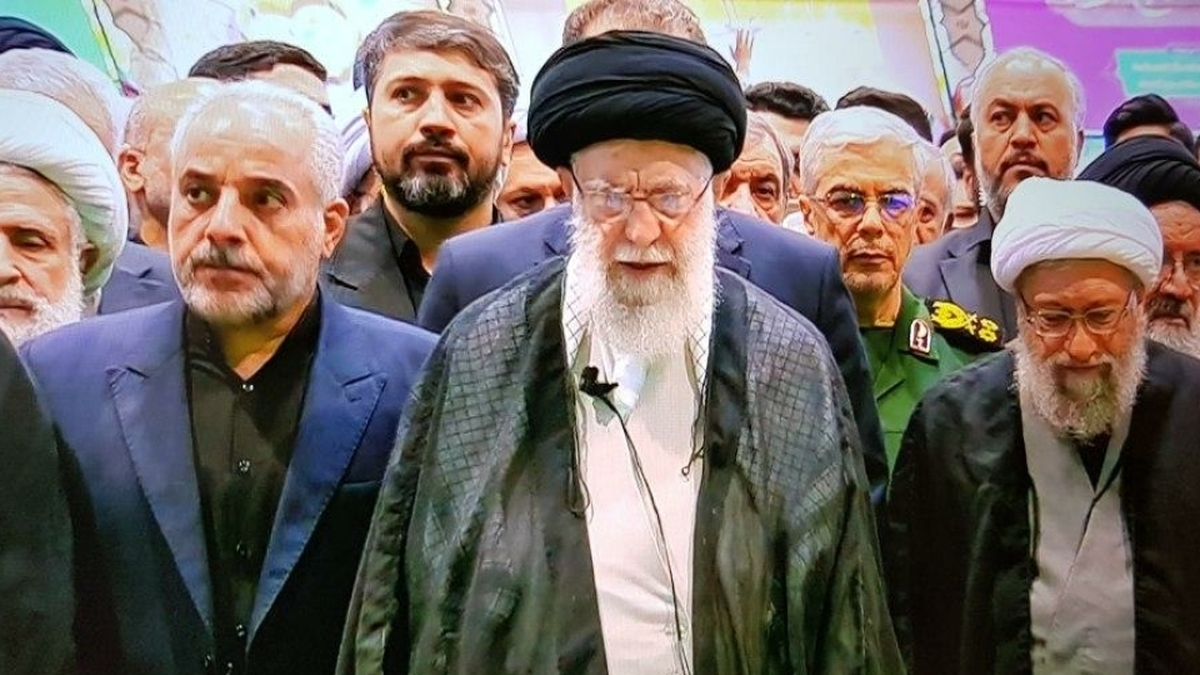 تصویری از وداع رهبر انقلاب با پیکر رئیس جمهور