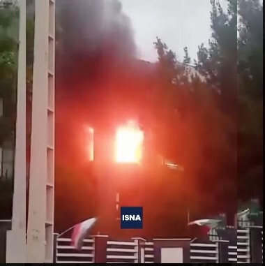 آتش سوزی در ساختمان شهرداری هشتگرد بر اثر برخورد صاعقه