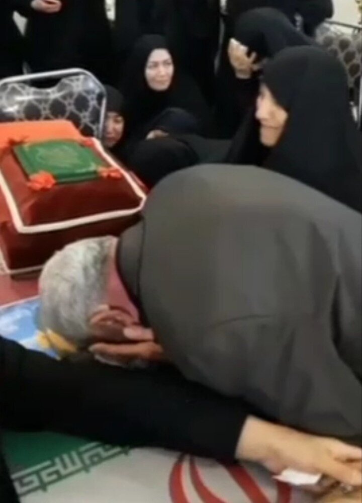 تصویری تلخ از وداع خانواده استاندار شهید با پیکر فرزندشان