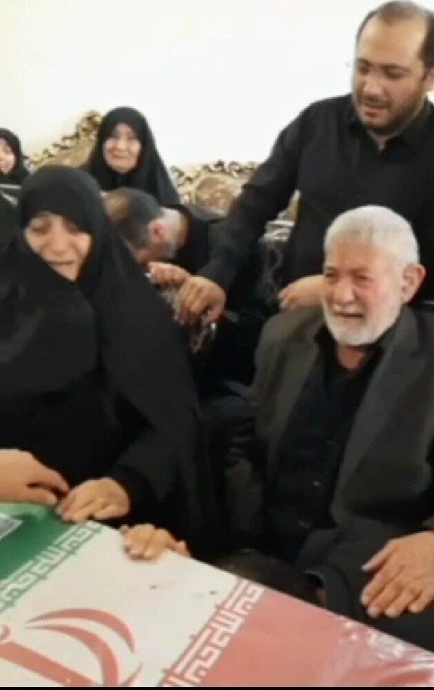 تصویری تلخ از وداع خانواده استاندار شهید با پیکر فرزندشان