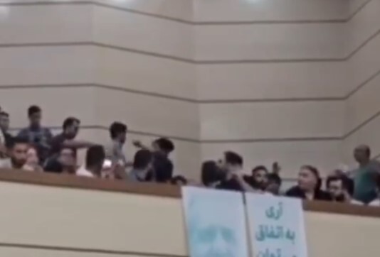 ببینید| تنش در سخنرانی ظریف در مشهد | ظریف: ما مثل این اقلیت زورگو نیستیم