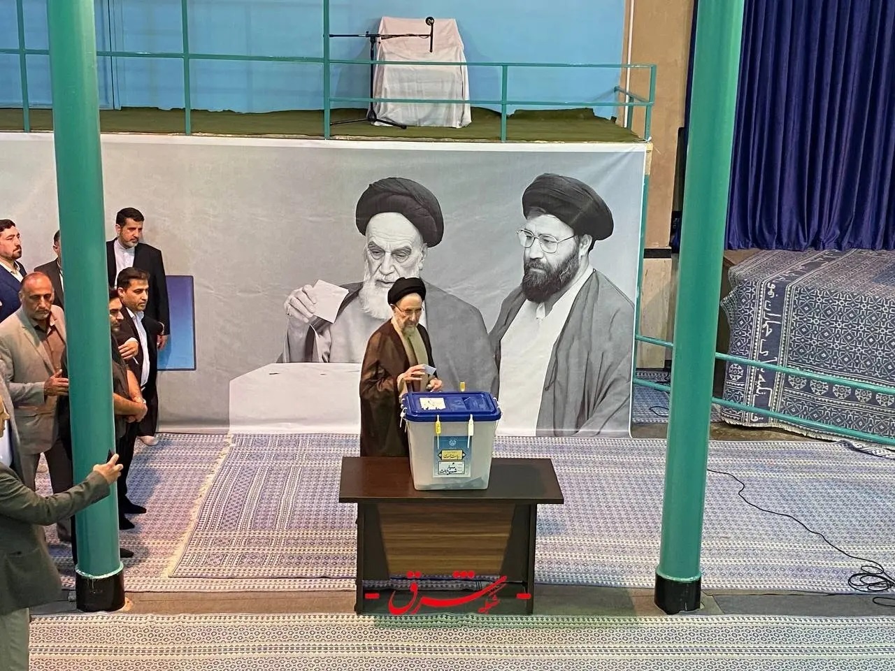 ببینید| تصاویری از سیدمحمد خاتمی در حسینیه جماران پای صندوق رای
