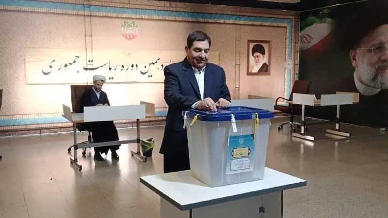 تصویری از حضور محمد مخبر در وزارت کشور برای رای دادن