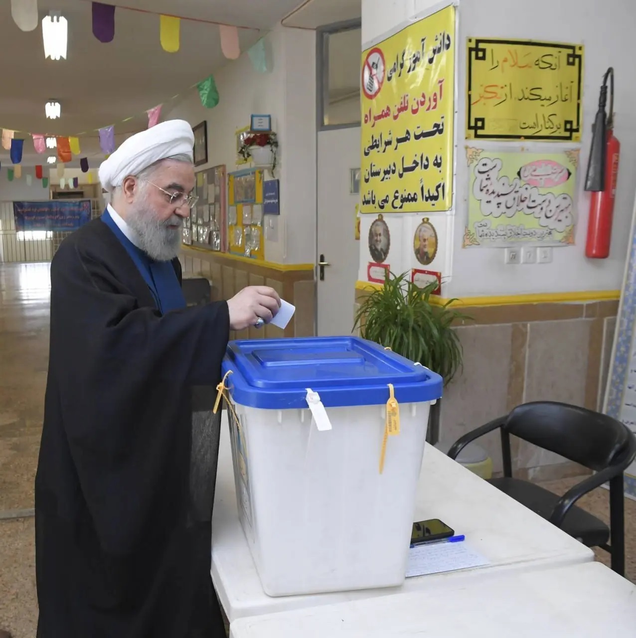حسن روحانی رای خود را به صندوق انداخت + عکس