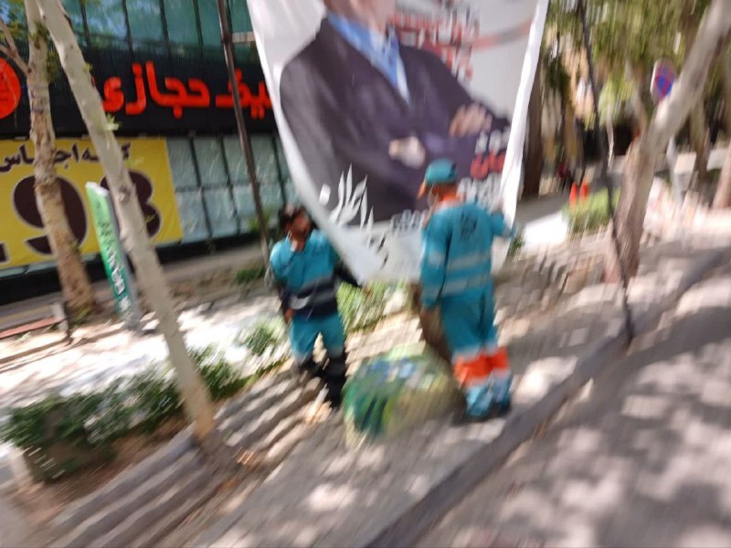 جمع آوری بنر‌های پزشکیان توسط شهرداری مشهد +عکس
