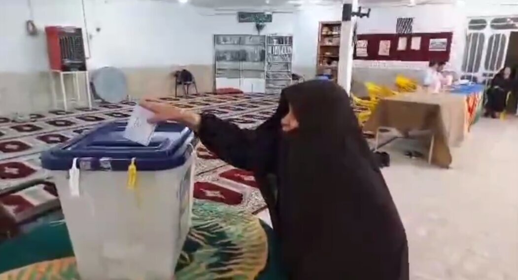 تصویری از رأی دادن مادر آذری جهرمی به پزشکیان