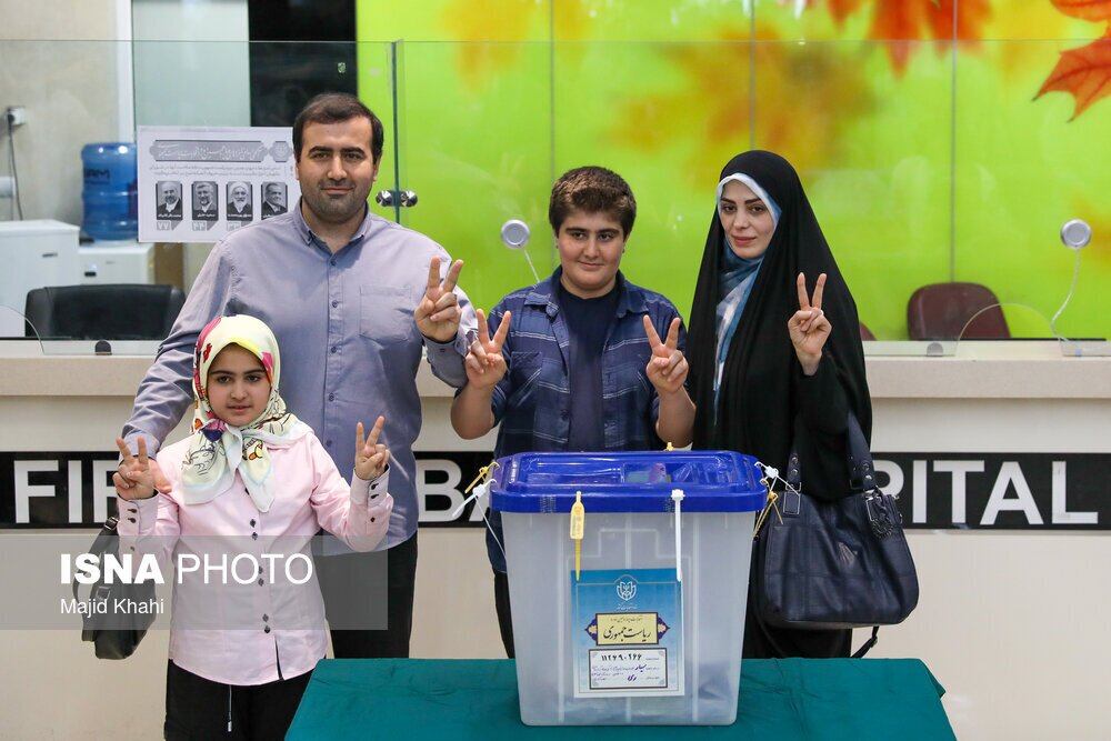 عکس جالبی از پسر مسعود پزشکیان همراه با خانواده اش پای صندوق رأی