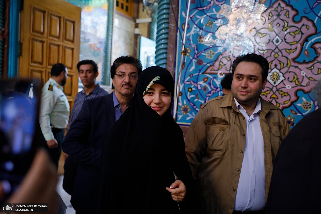 دختر حسن روحانی و همسرش در حال رأی دادن +عکس