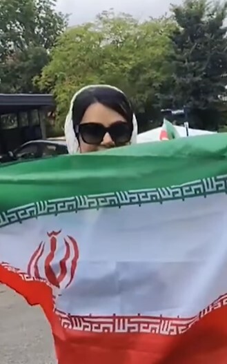 ویدئویی از رفتار مخالفان جمهوری اسلامی با زن ایرانی که قصد رای دادن دارد