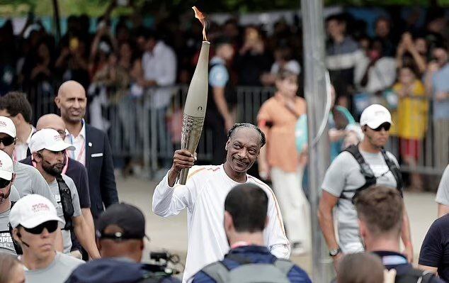 مشعل المپیک را رپر معروف حمل میکند + عکس مشعل المپیک را رپر معروف حمل میکند + عکس