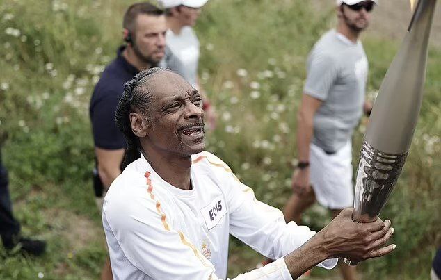 مشعل المپیک را رپر معروف حمل میکند + عکس مشعل المپیک را رپر معروف حمل میکند + عکس