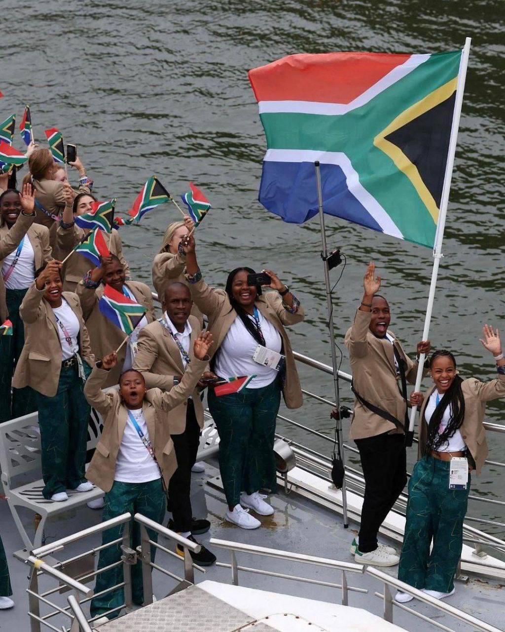 آغاز افتتاحیه المپیک ۲۰۲۴ + عکسها و فیلمها آغاز افتتاحیه المپیک ۲۰۲۴ + عکسها و فیلمها