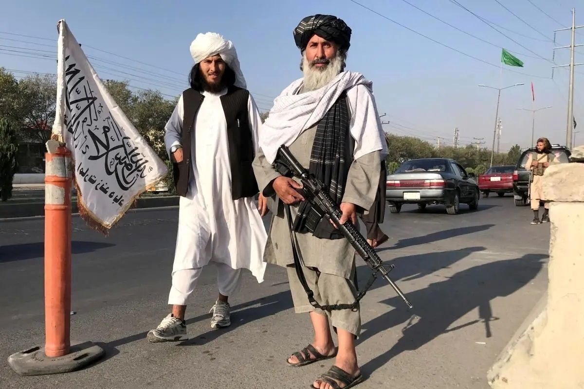 ببینید| رقص جنجالی مامور امر به معروف طالبان با آهنگ سیاه نرمه نرمه!